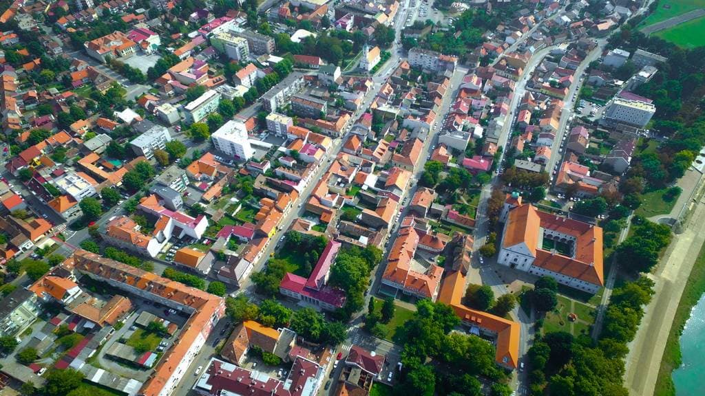 Dva osmijeha, dvostruka radost: Blizanci Dora i Lovro kršteni u Požegi