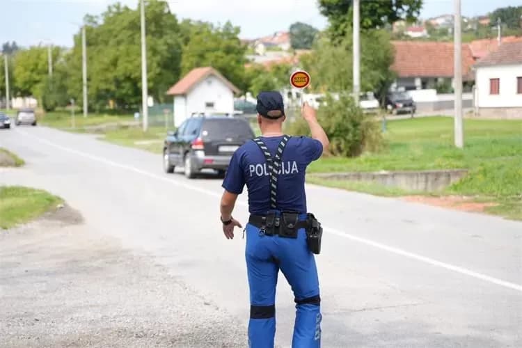 Pod utjecajem alkohola od 2,45 promila vozio automobilom u kontra smjeru na kružnom toku