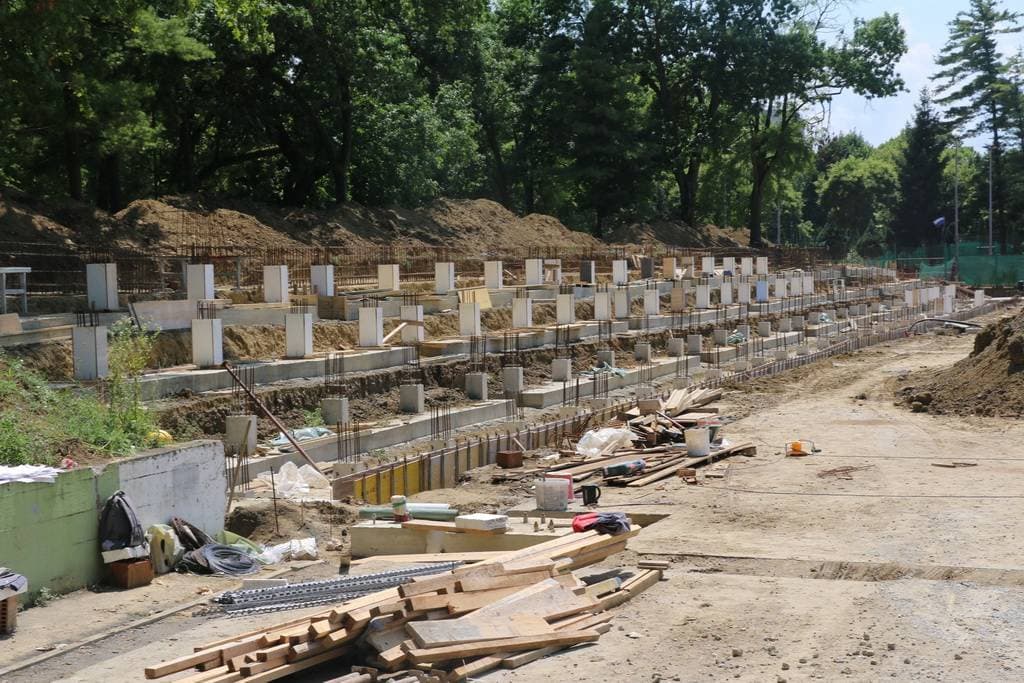 Krauthaker širi nasad na Mitrovcu: Strojna sadnja na dva hektara prestižnih pozicija