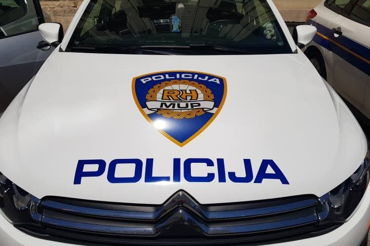 Upravljala vozilom s 2,47 promila, počinila druge prekršaje i pokušala pobjeći, no policajci ju spriječili